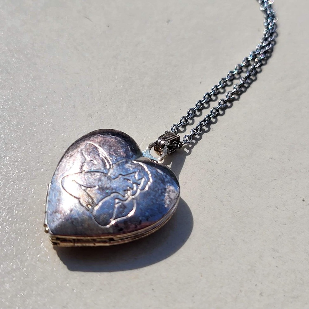 Vintage Engraved Silver Heart Locket Necklace Photo Holder Floral Scroll Etched